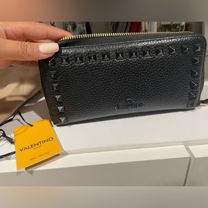 Valentino wallet .. black beautiful . Use only few times